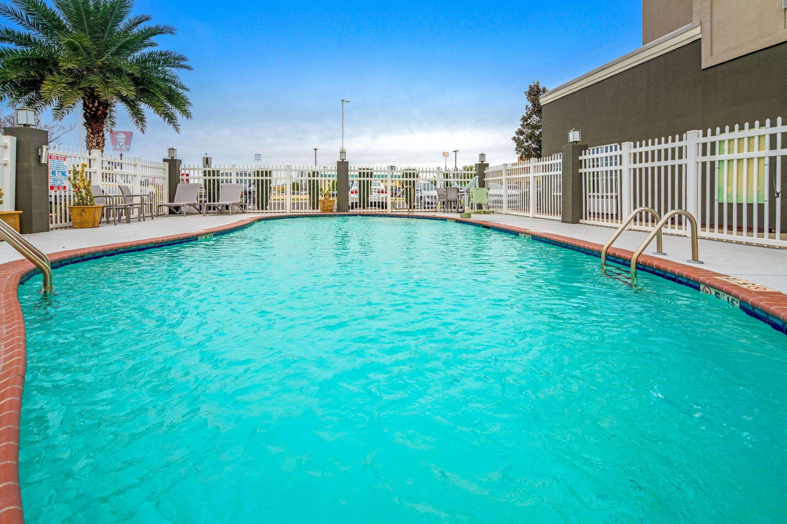 La Quinta By Wyndham Gonzales La Hotel Exterior photo