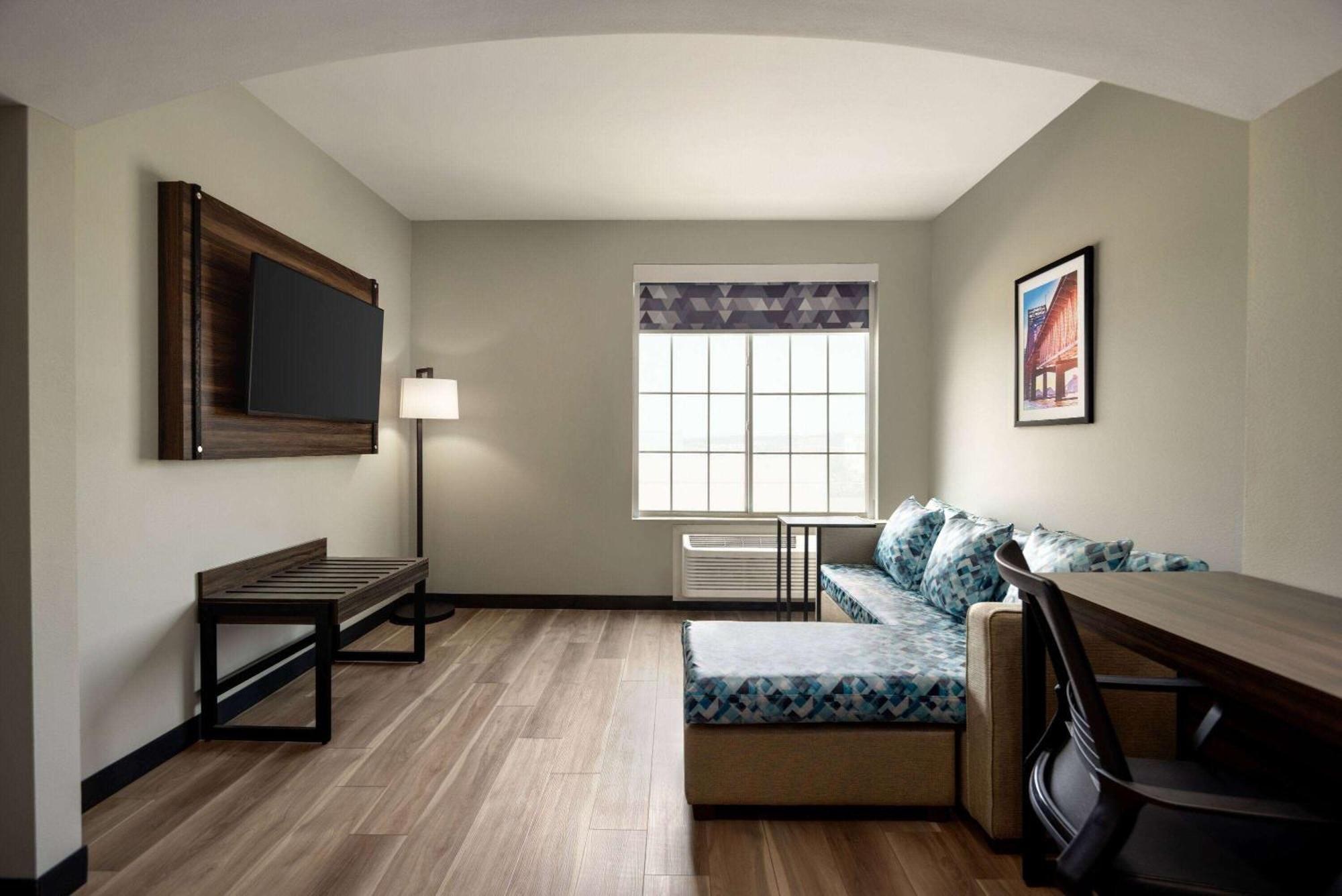 La Quinta By Wyndham Gonzales La Hotel Exterior photo