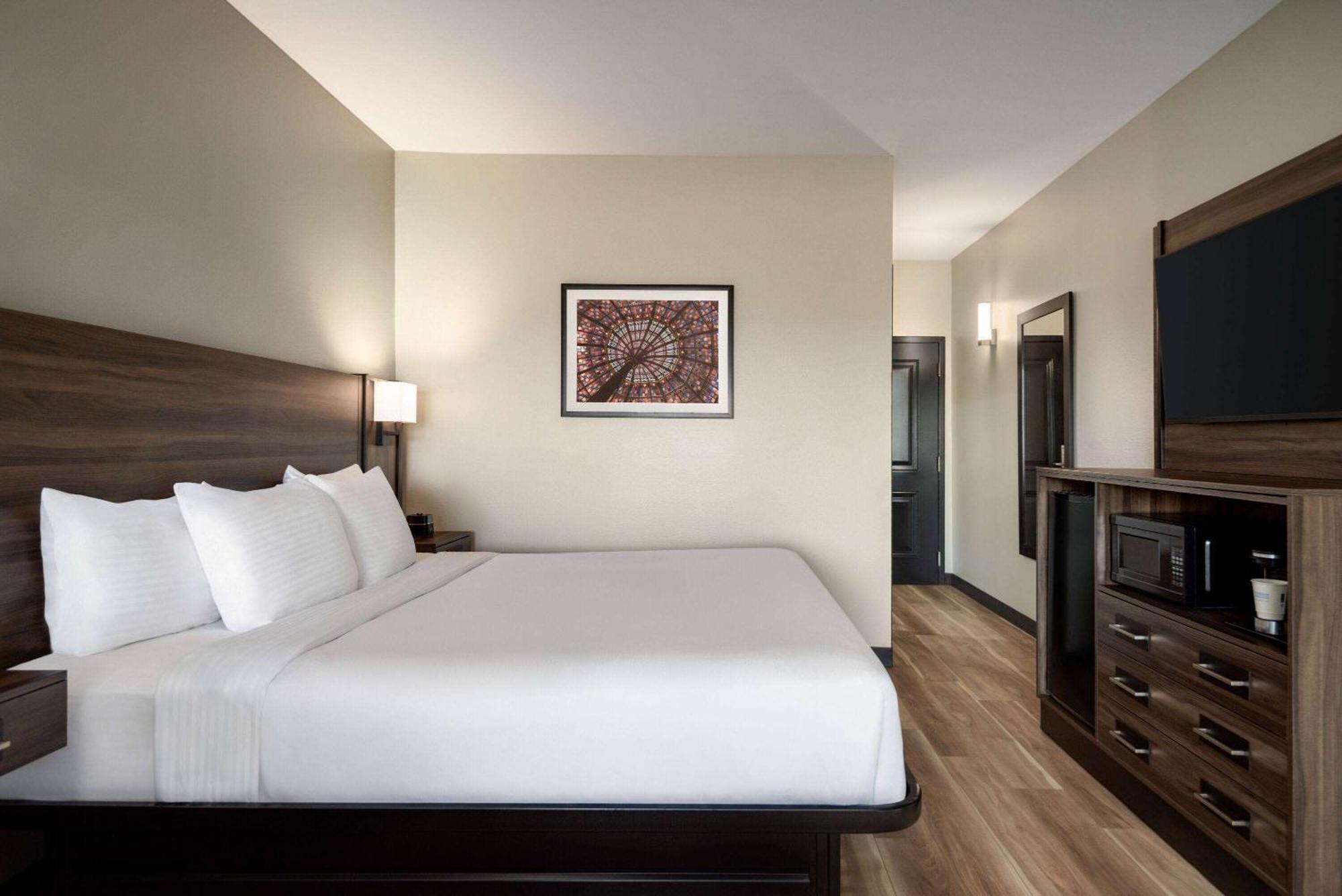 La Quinta By Wyndham Gonzales La Hotel Exterior photo