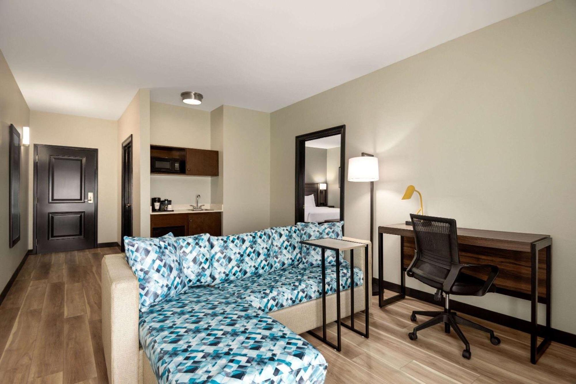 La Quinta By Wyndham Gonzales La Hotel Exterior photo