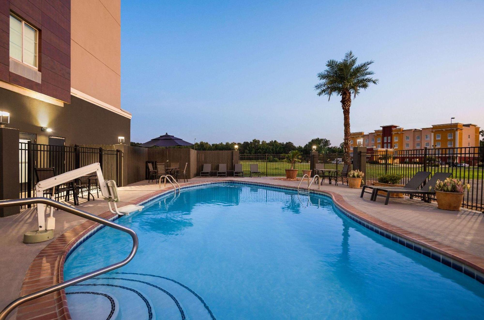La Quinta By Wyndham Gonzales La Hotel Exterior photo